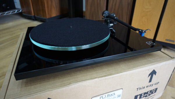 Rega P3 Gloss Black with Elys 2 MM fitted Used - Image 2