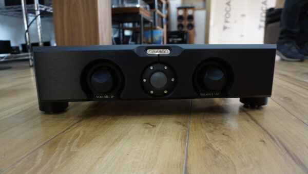 Chord Ultima Integrated amplifier Black Ex Demo - Image 2