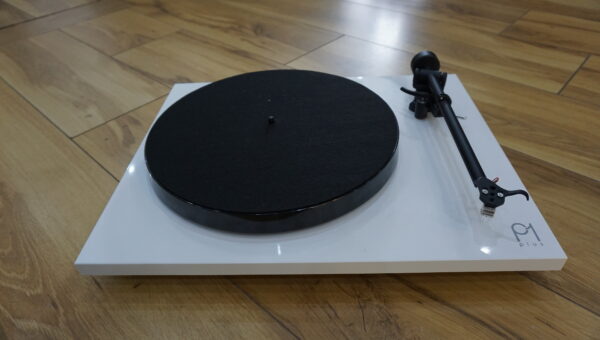 Rega P1 Plus in white Used - Image 2