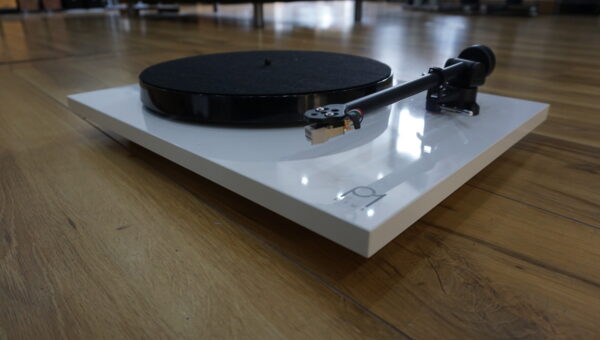 Rega P1 Plus in white Used