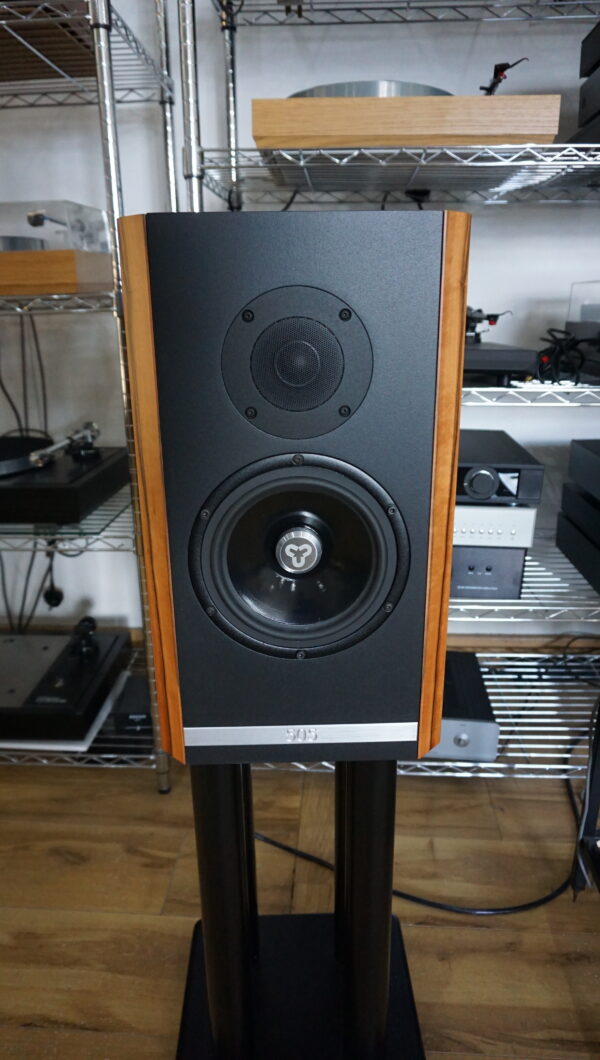 Kudos Titan 505 speakers in Tineo with stands USED - Image 3