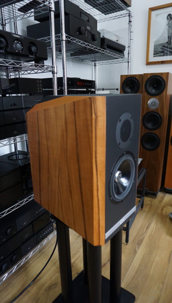 Kudos Titan 505 speakers in Tineo with stands USED - Image 5