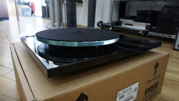 Rega P3 with ND5 Used Gloss black - Image 2