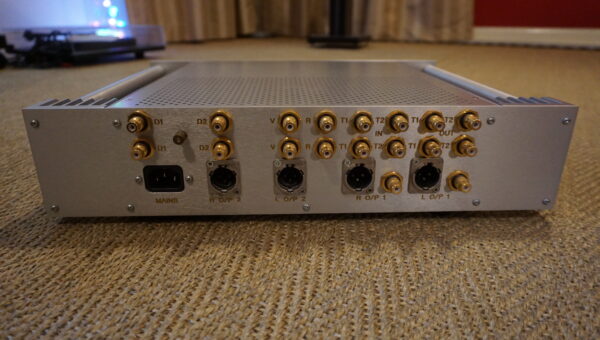 Chord Electronics CPA2200/SPM600 pre/power Used - Image 4