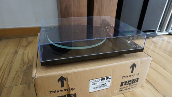 Rega P2 gloss black with AT MM cart USED