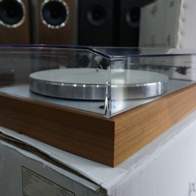 Project Classic turntable in walnut USED