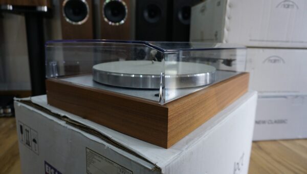 Project Classic turntable in walnut USED