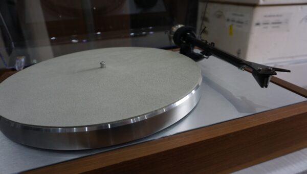 Project Classic turntable in walnut USED - Image 2
