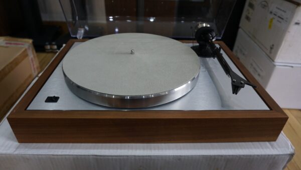 Project Classic turntable in walnut USED - Image 3