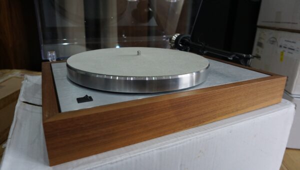 Project Classic turntable in walnut USED - Image 5