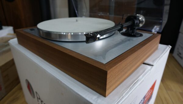 Project Classic turntable in walnut USED - Image 6