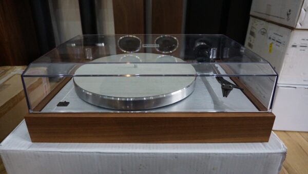 Project Classic turntable in walnut USED - Image 7