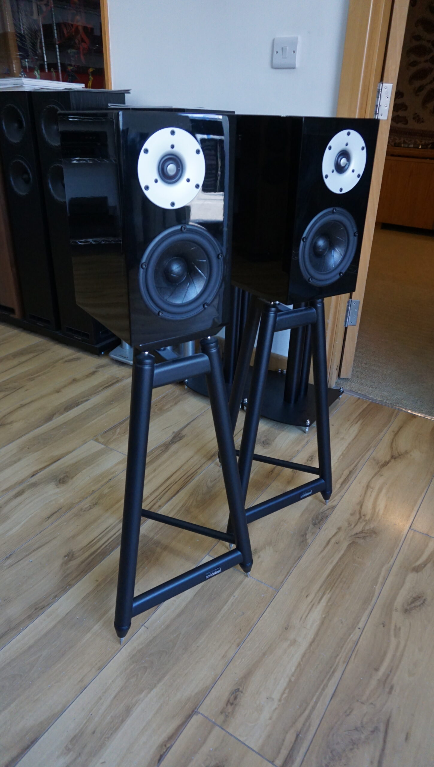 Serhan Swift Brigadeer Mu 2 speakers gloss black Used with stands - Image 2