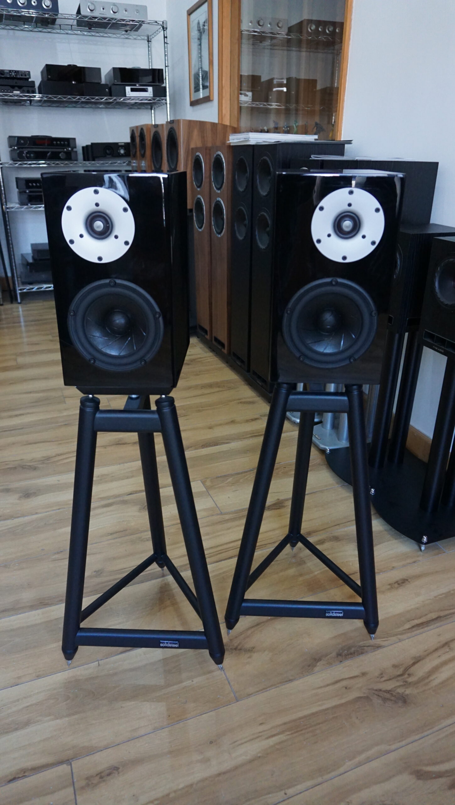 Serhan Swift Brigadeer Mu 2 speakers gloss black Used with stands - Image 3