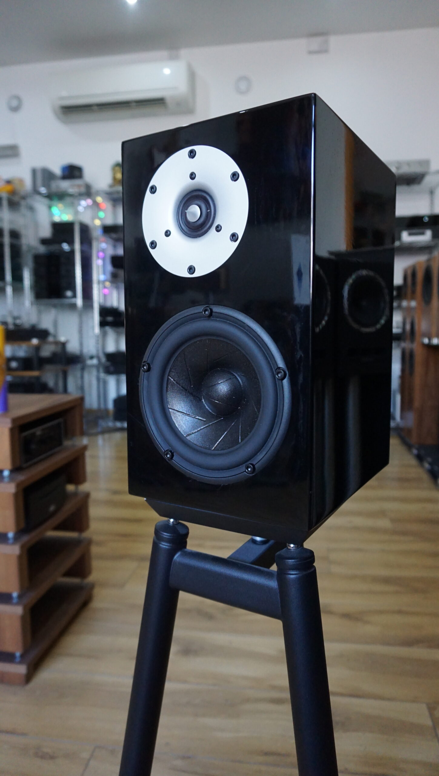 Serhan Swift Brigadeer Mu 2 speakers gloss black Used with stands