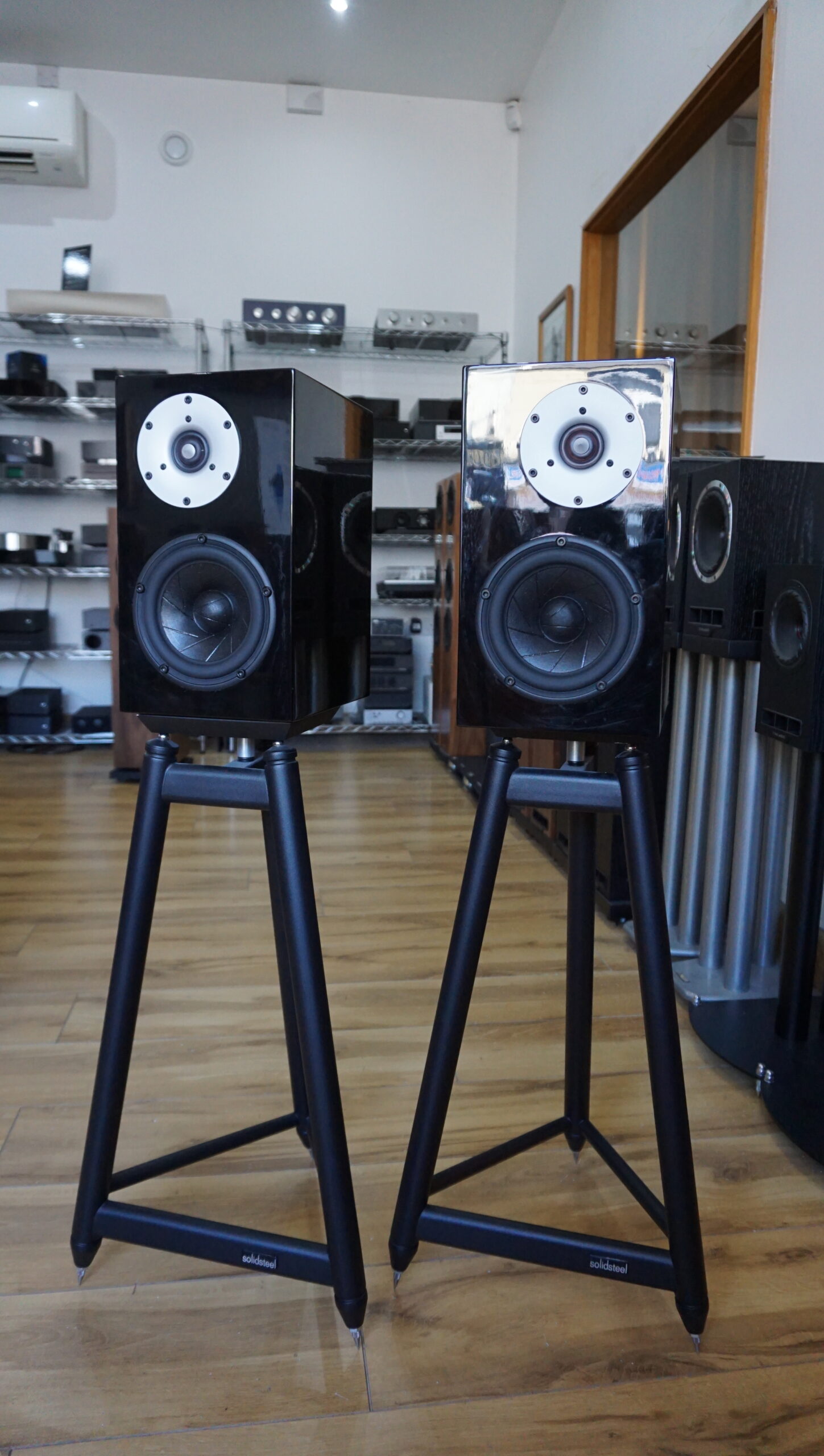 Serhan Swift Brigadeer Mu 2 speakers gloss black Used with stands - Image 5