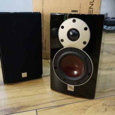 Dali Menuet speakers in gloss black Used